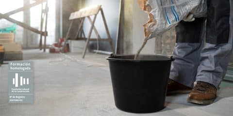 cubo material de cubrición en una obra