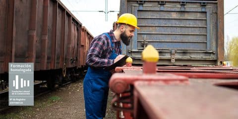 Obrero trabajando en vías férreas