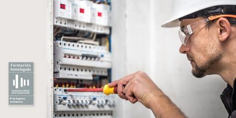 electricista manipulando un cuadro eléctrico
