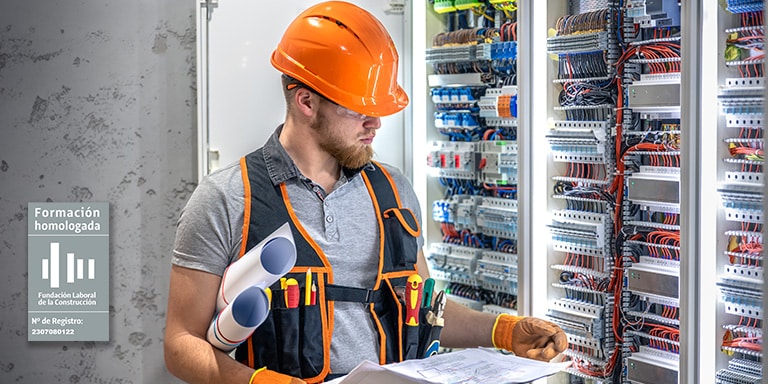 Electricista observando un cuadro eléctrico
