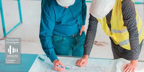 MANDOS INTERMEDIOS Trabajando en unos planos