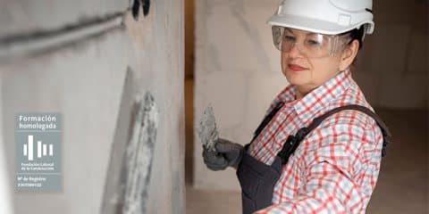 Obrera trabajando la escayola