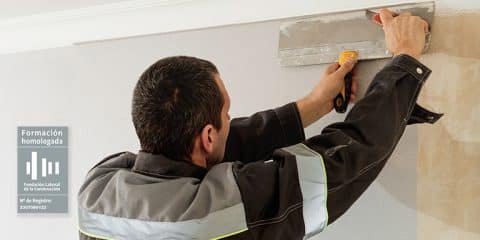 Obrero trabajando con una pared