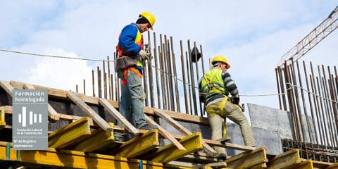 Obreros trabajando con estructuras tubulares
