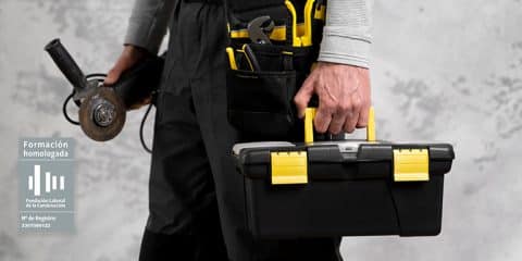 Obrero llevando una caja de herramientas