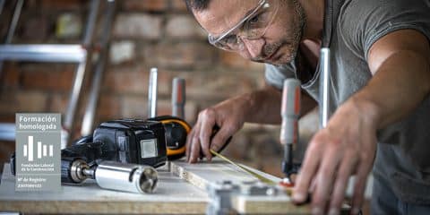 Obrero trabajando con equipos manuales