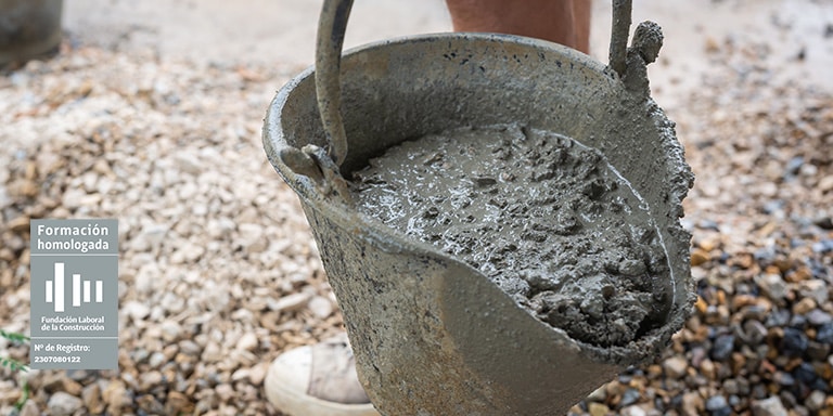 Cubo de obra con mezcla