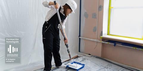 Obrera pintura trabajando con un rodillo