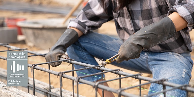 Obrero trabajando en encofrado