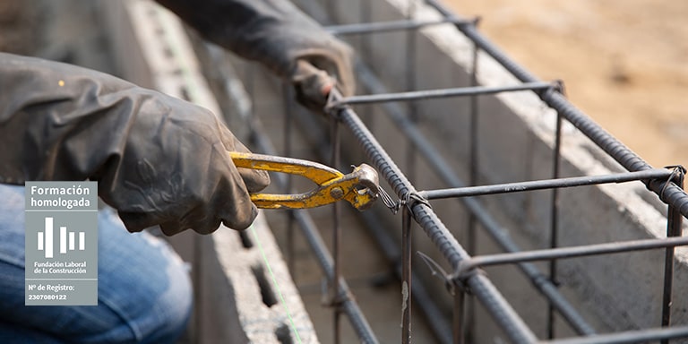 Obrero trabajando ferrallado