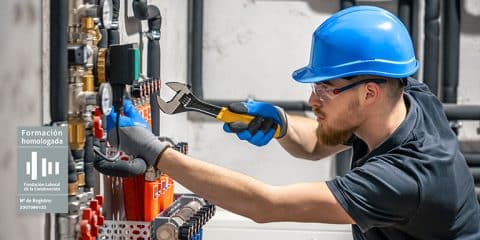 Fontanero arreglando tuberías