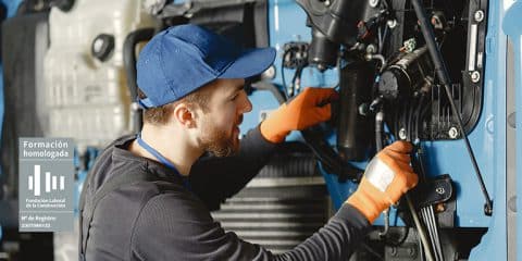 Mecánico arreglando coche