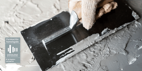 Obrero aplicando capa de yeso